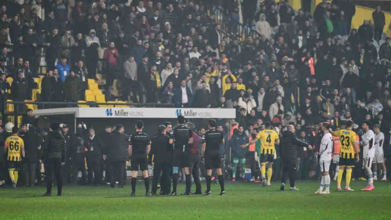 Türk futbolunda yeni kaos! İstanbulspor yönetimi Trabzonspor maçında takımı sahadan çekti!