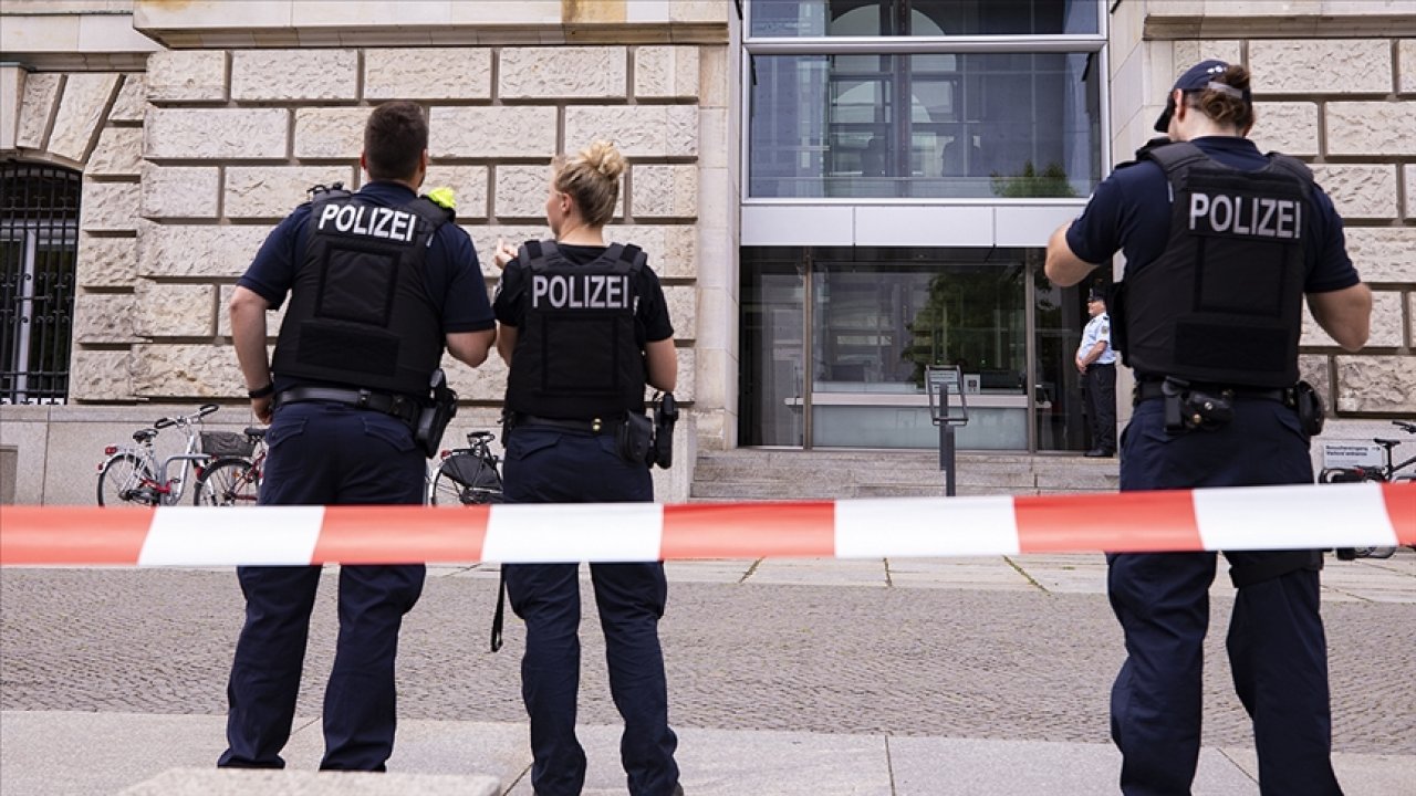 Alman polisi bir Türk'ü sokak ortasında vurarak öldürdü