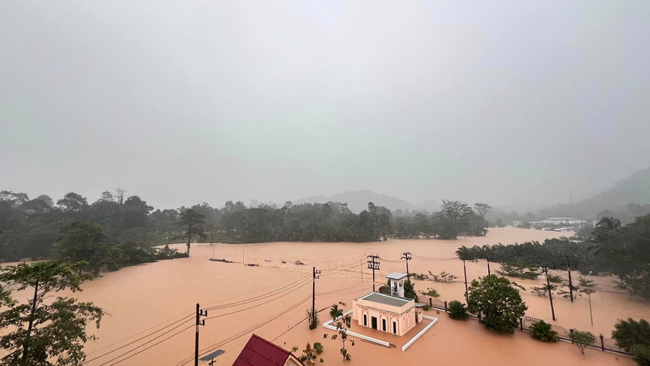 Tayland'da sel felaketi! 20 bin ev selden etkilendi