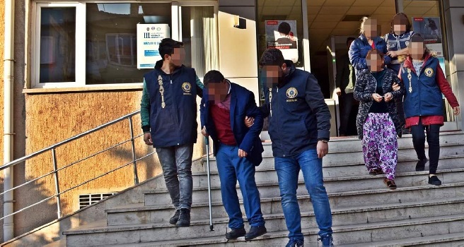 Uşak’ta soydular Salihli’de yakalandılar