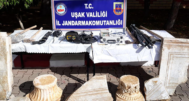 Uşak’ta Kaya mezarı parçalayan 10 defineci gözaltına alındı