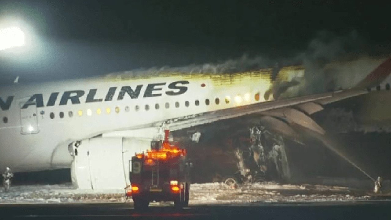 Japonya'da korkunç uçak kazası! İki uçak pistte çarpıştı