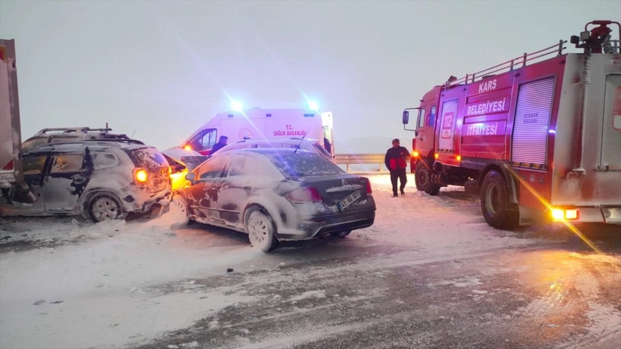 Kars Sarıkamış'ta zincirleme trafik kazası 2 ölü 8 yaralı