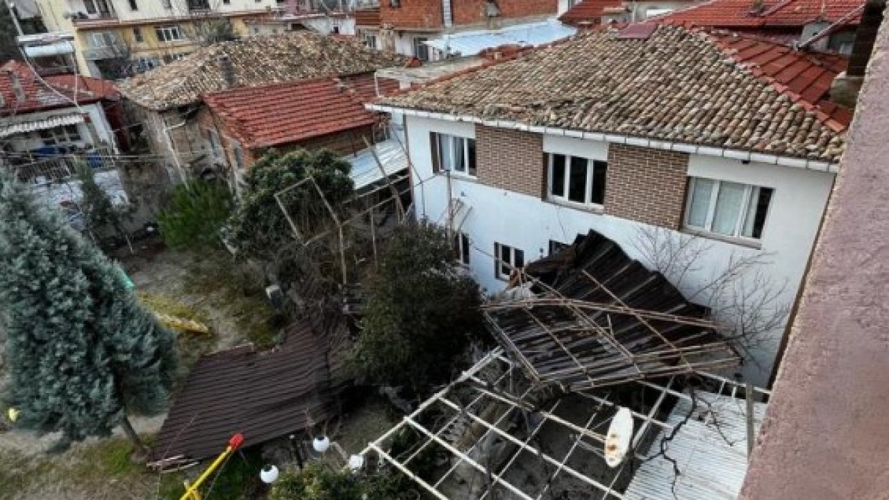 Denizli'de kuvvetli fırtına çatıları uçurdu araçlar zarar gördü