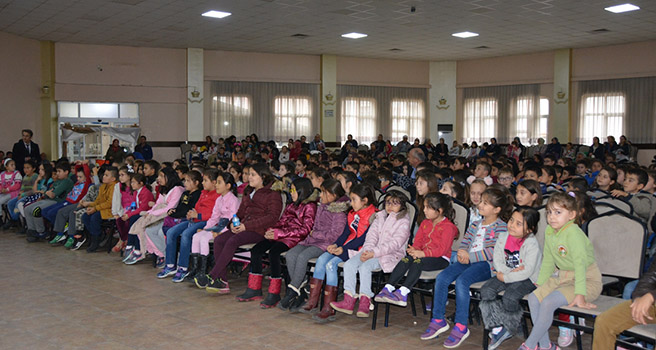 Banaz'da çocuk tiyatrosu sahnelendi