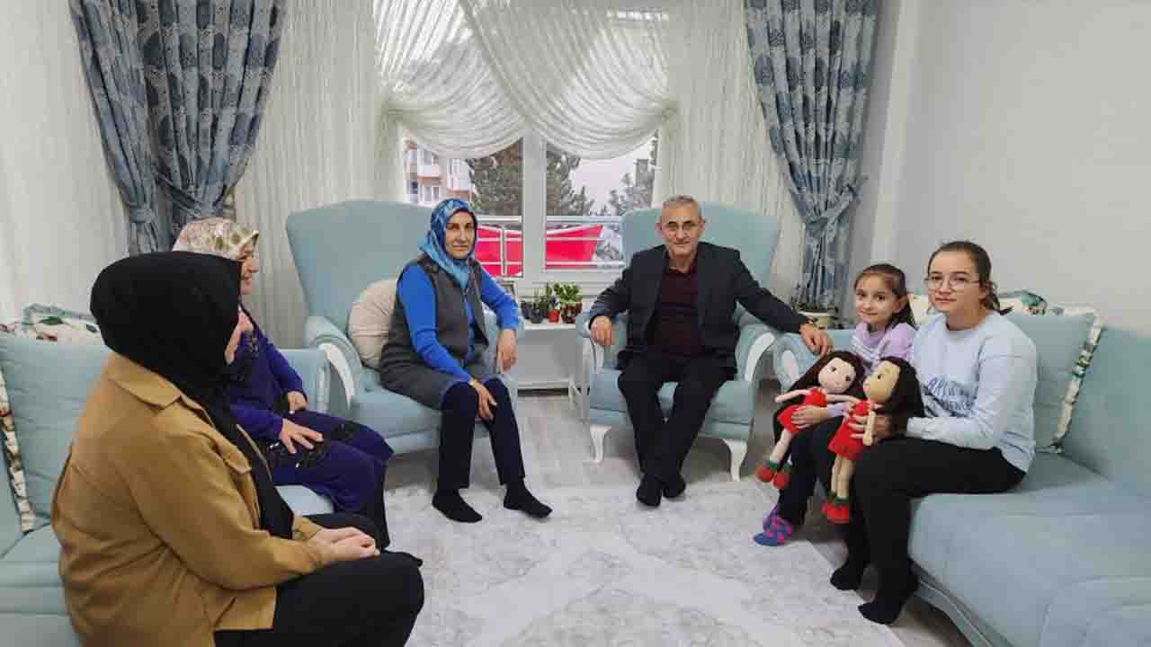 Kütahya Belediye Başkanı şehit ailelerini ziyaret ediyor