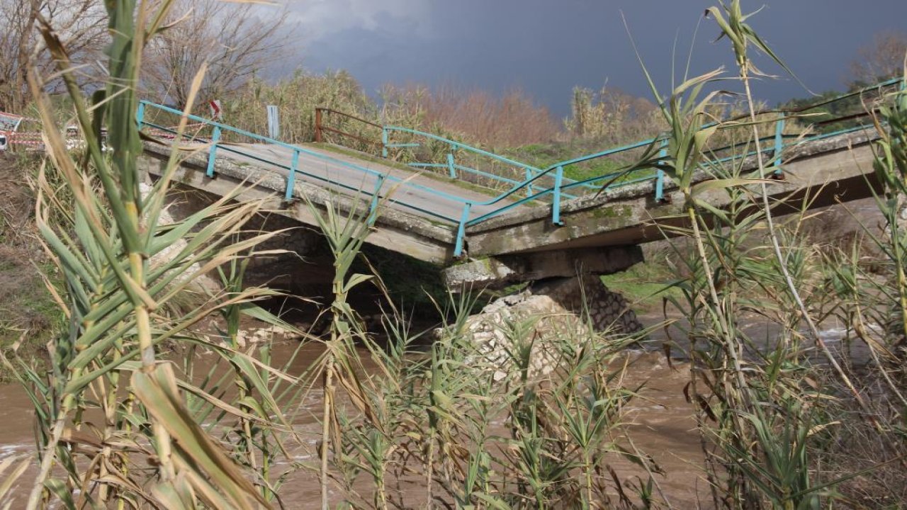 Manisa'da aşırı yağış sele neden oldu köprü yıkıldı