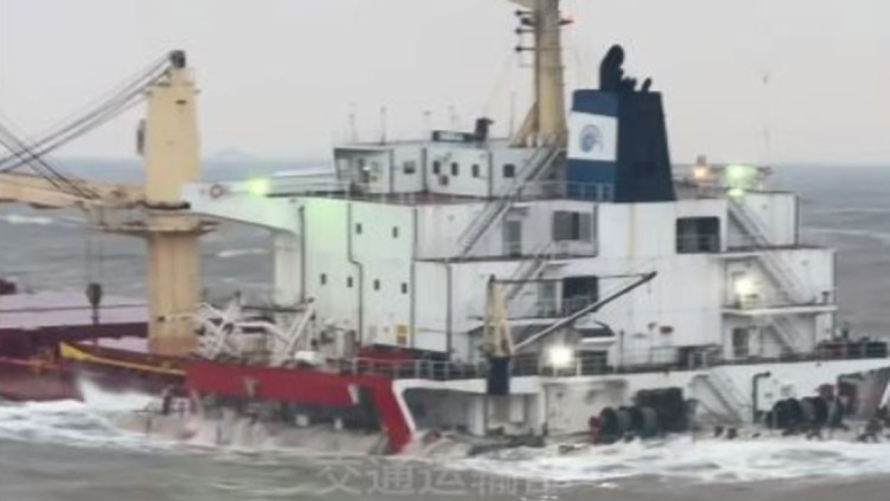 Şangay açıklarında Türk mürettebatın da olduğu gemi batırıldı