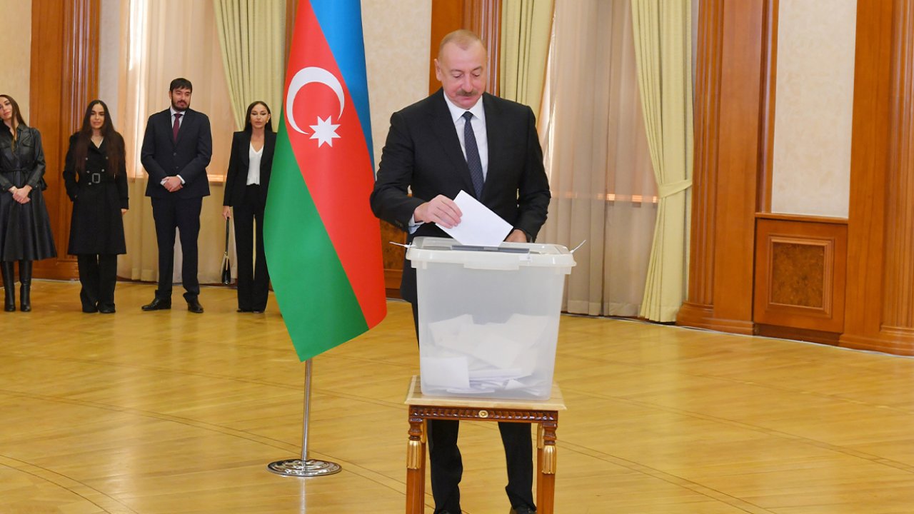 Azerbaycan'da cumhurbaşkanı seçiminde Aliyev fark attı
