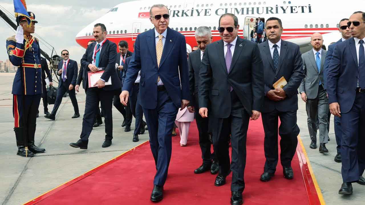 Cumhurbaşkanı Erdoğan Mısır'da Sisi tarafından karşılandı