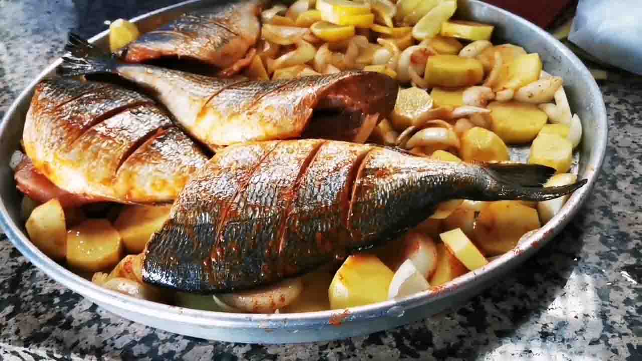 Karadenizlilerin gizli sırrı ifşa oldu! Kokusuz balık pişirmenin yöntemi!