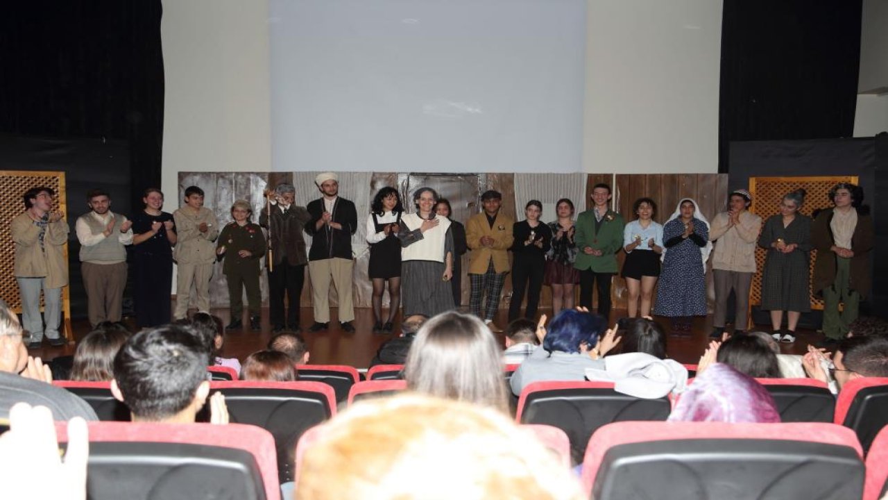 Manisa Turgutlu'da AKM Lise Tiyatro Ekibi ayakta alkışlandı