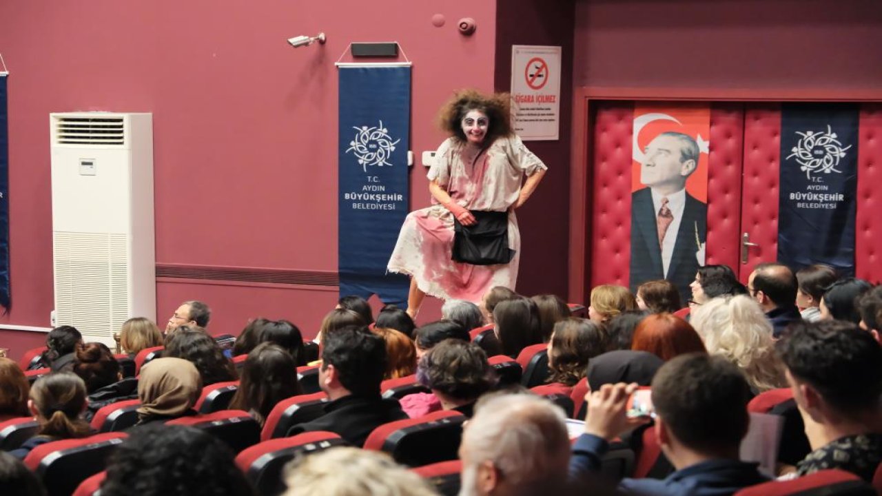 Aydın'da tiyatroseverler Şatonun Altında oyunu ile buluştu