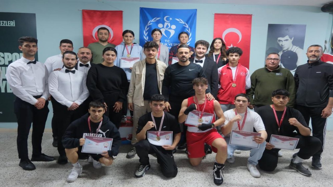 Aydın'da Gençlik Merkezi Okullar Arası Genç Kız-Erkek Boks Müsabakaları tamamlandı