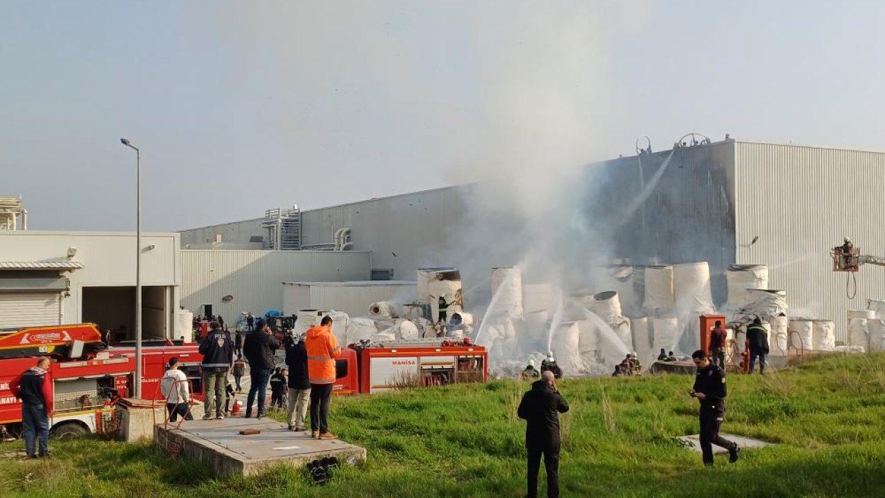 Manisa'daki ipek kağıt fabrikasında korkutan yangın!