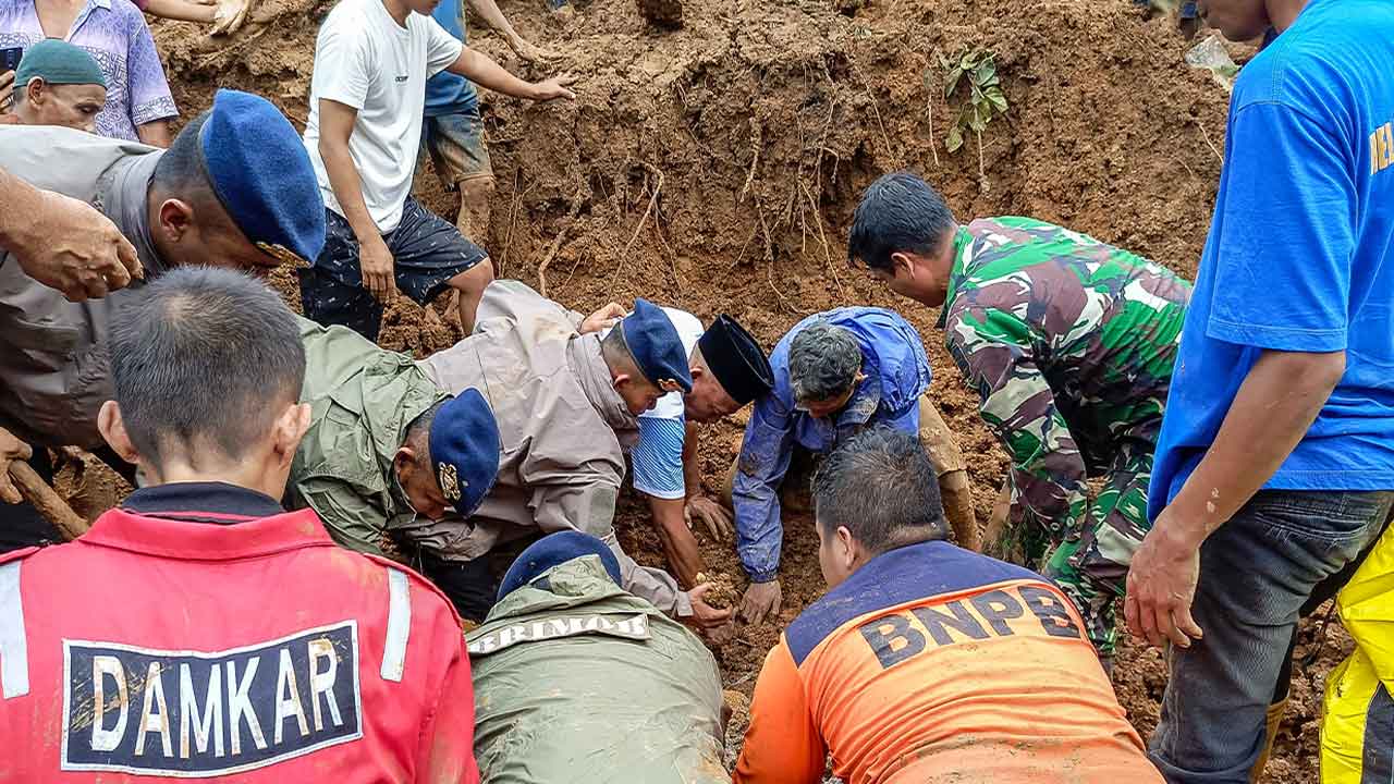 Endonezya’daki sel ve toprak kaymasında hayatını kaybedenlerin sayısı artıyor