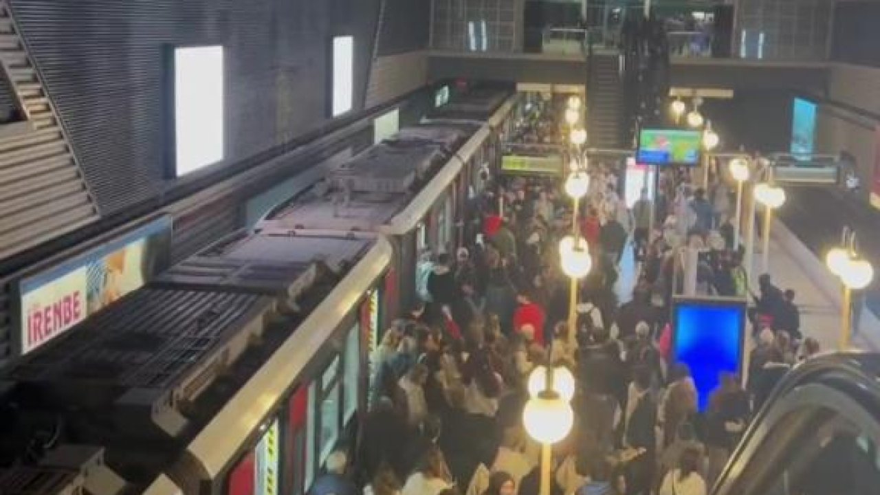 İzmir’de metro seferleri gecikince vatandaş hıncını metrodan çıkardı