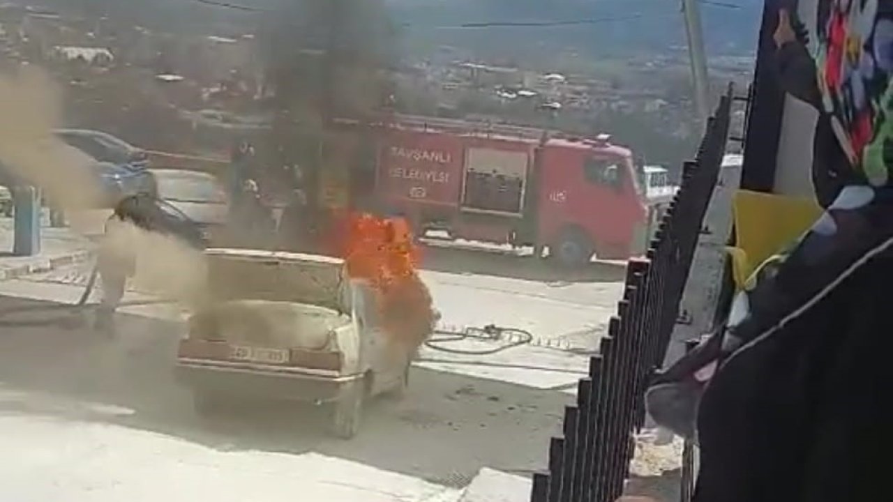 Kütahya’da seyir halindeki araçta yangın çıktı! Sürücü saniyelerle kurtuldu