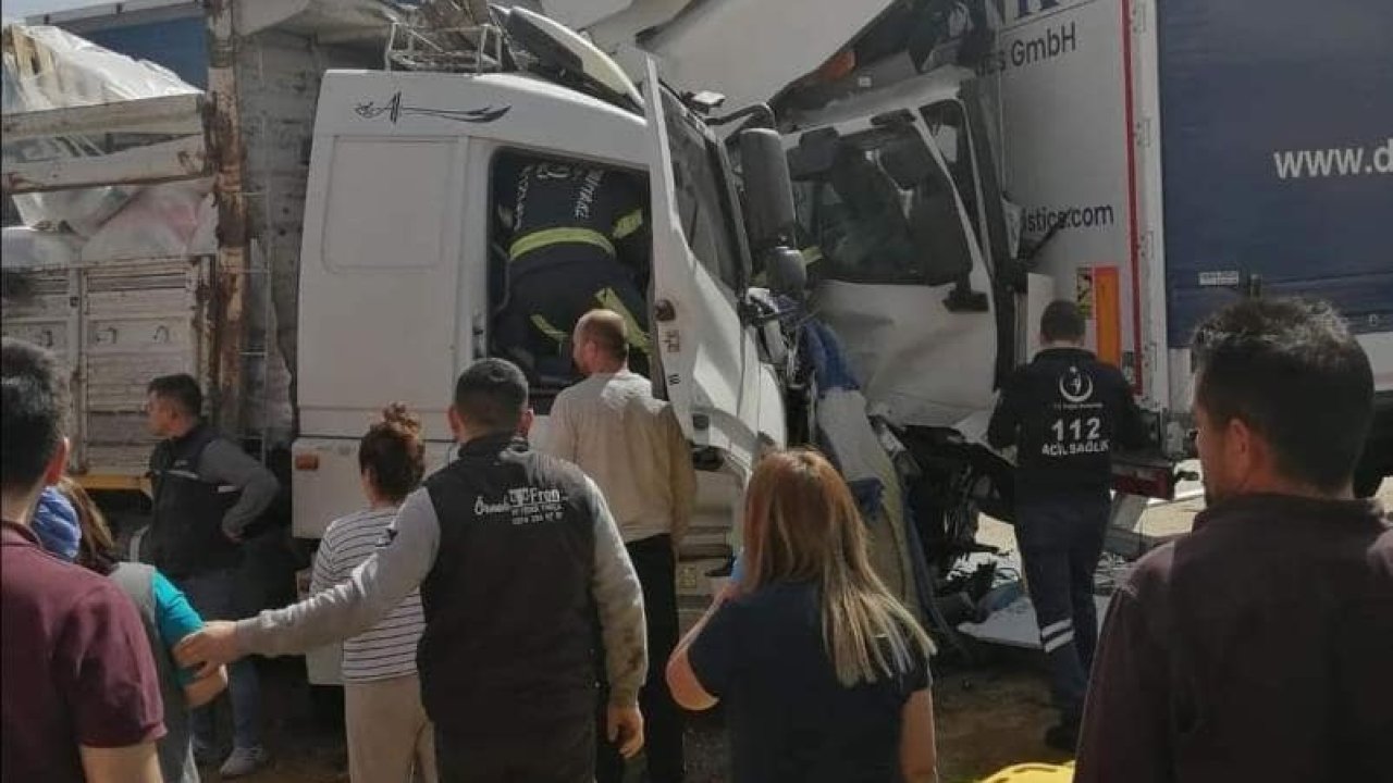 Denizli’de tır ve kamyonun karıştığı kazada 2 araç metrelerce sürüklendi