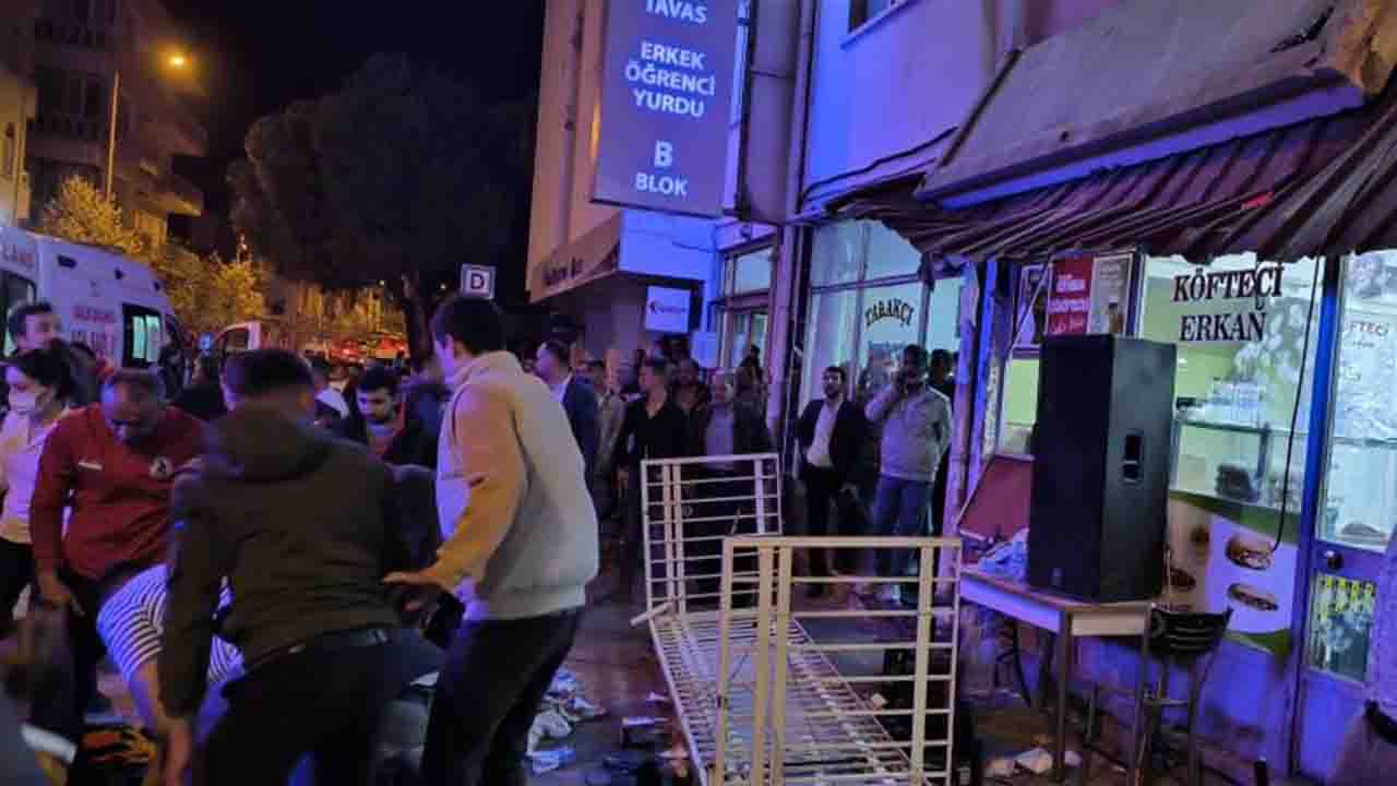 Denizli'de seçim kutlamalarında CHP'nin parti binasının balkonu çöktü