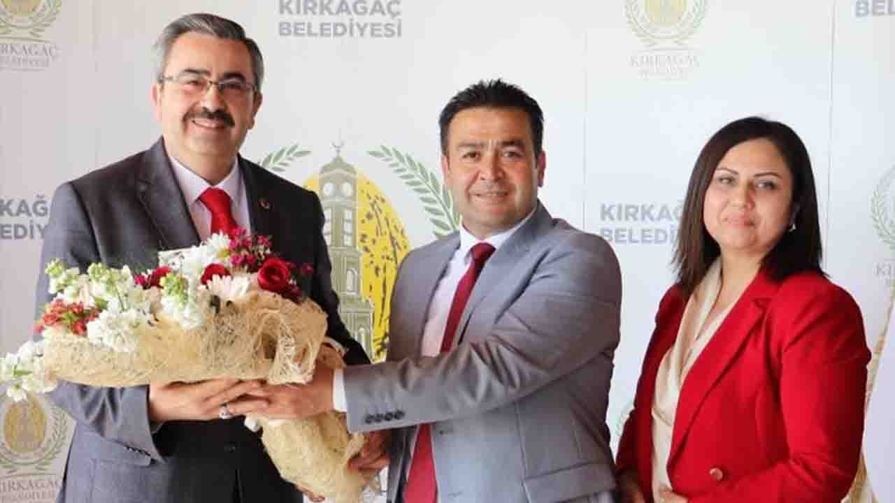 Manisa Kırkağaç Belediyesi'nde görevi teslim etmek için resmi sonuçları beklemedi!