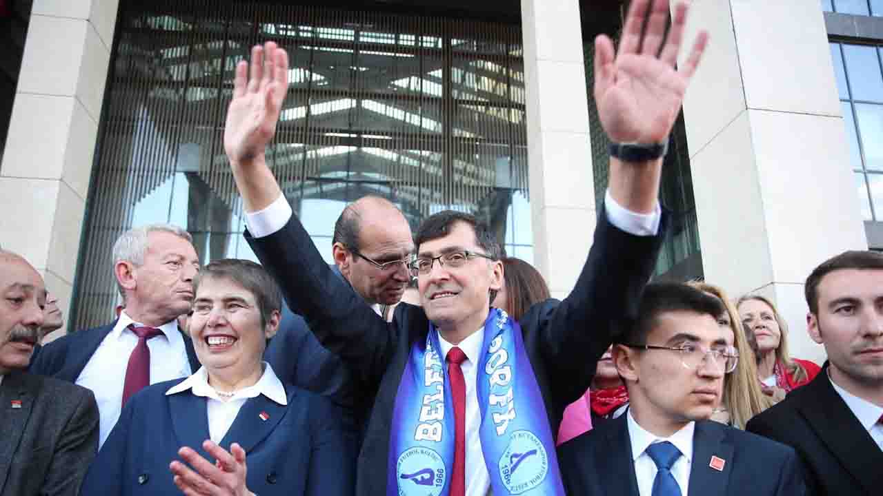 Kütahya'da CHP'li Başkan Eyüp Kahveci mazbatasını alıp göreve başladı!