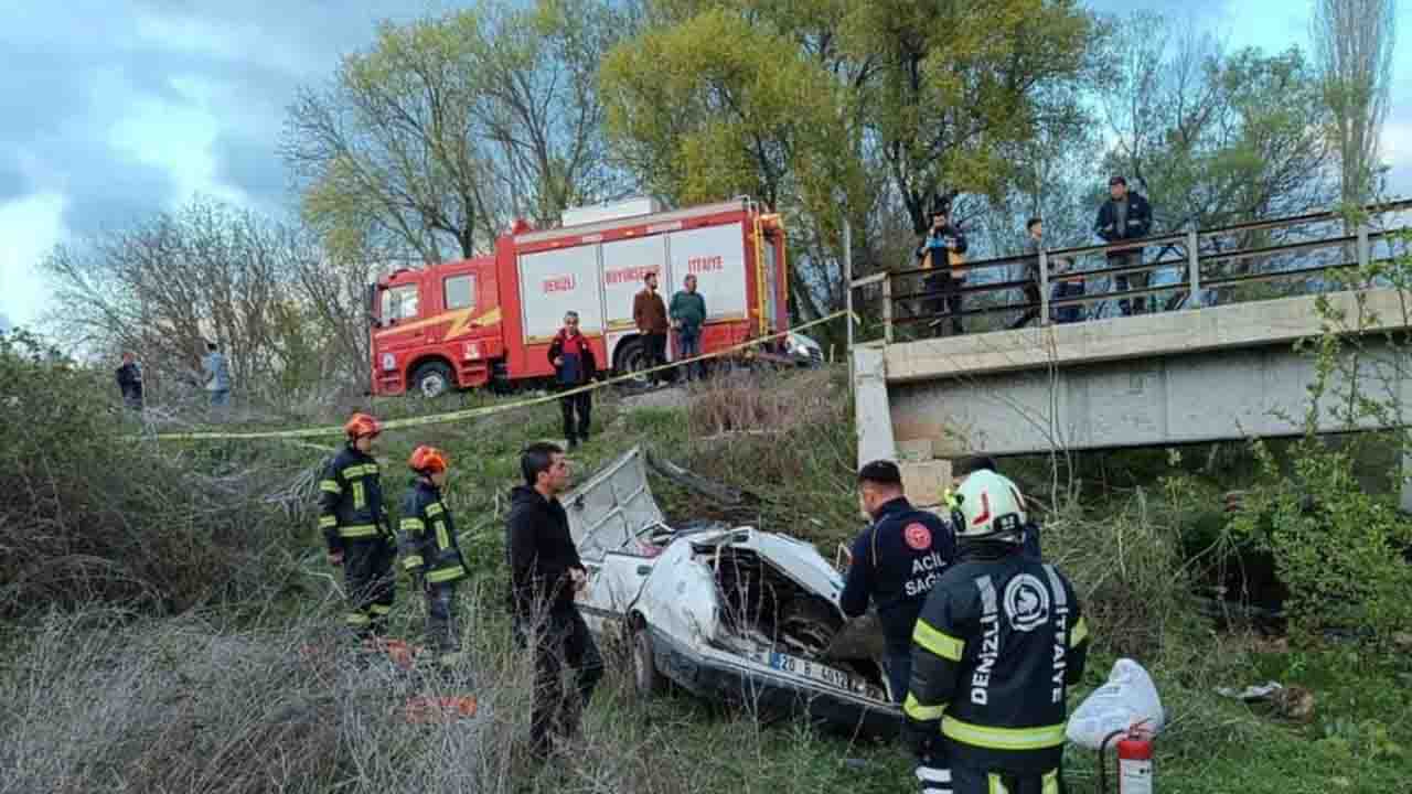 Denizli'de motosikletle çarpışan otomobilin köprüden düştüğü kazada 3 kişi öldü!