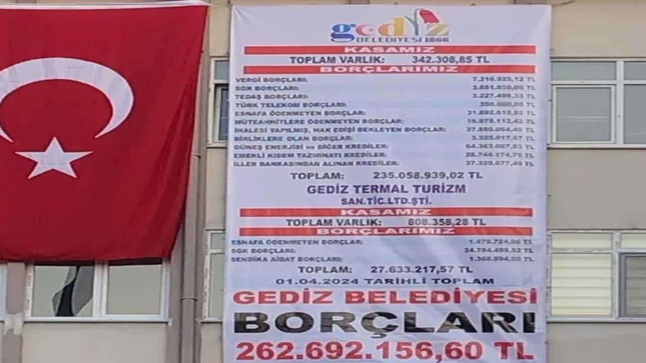Kütahya Gediz Belediyesi güncel borcu belediye binasına asıldı