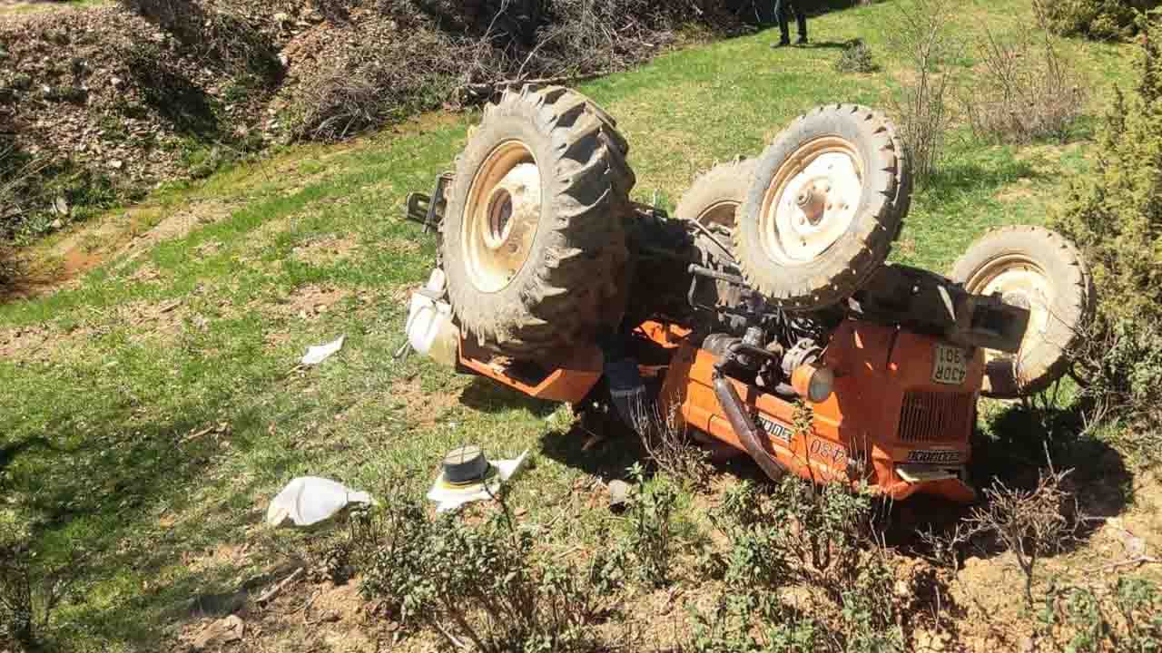 Kütahya'da ters dönen traktörün altında kalan çiftçi hayatını kaybetti!