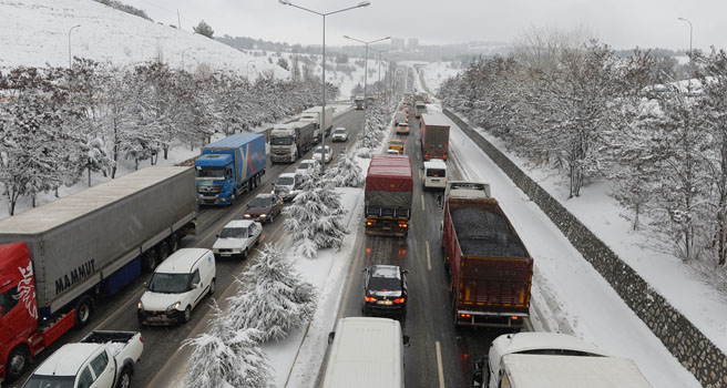 Uşak'ta yoğun kar yağışı ulaşımı olumsuz etkiliyor