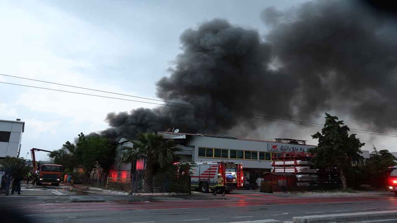 İzmir'de SON DAKİKA fabrika yangını! Kauçuk ve plastik fabrikaları yanıyor