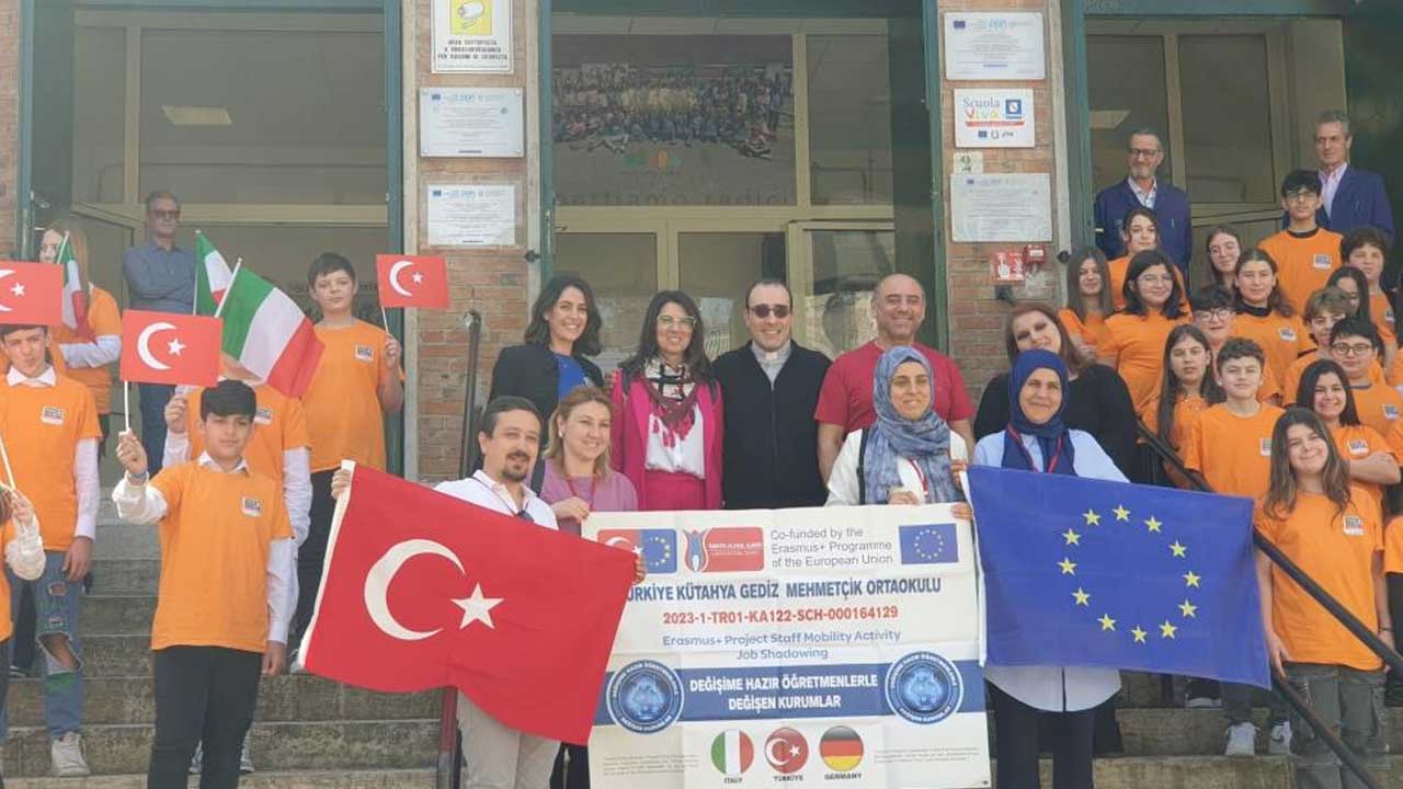 Kütahya Gediz'de Mehmetçik Ortaokulu ERASMUS başarısı ile göz doldurdu