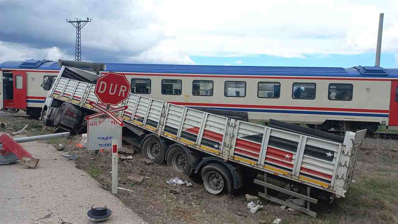 Afyonkarahisar'da yolcu treni ile tır çarpıştı!