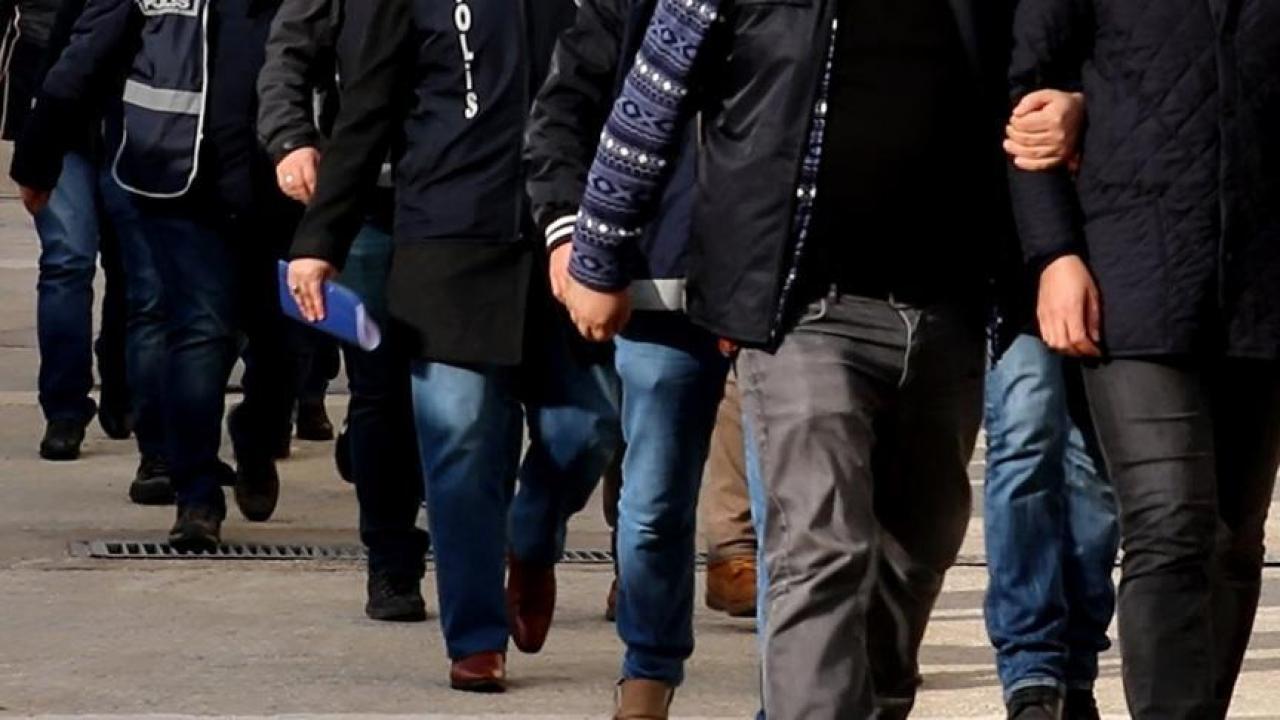 İzmir'de FETÖ operasyonunda yakalananlardan 18'i tutuklandı!