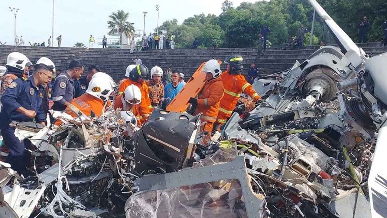 Malezya'da helikopter kazası 10 kişi hayatını kaybetti