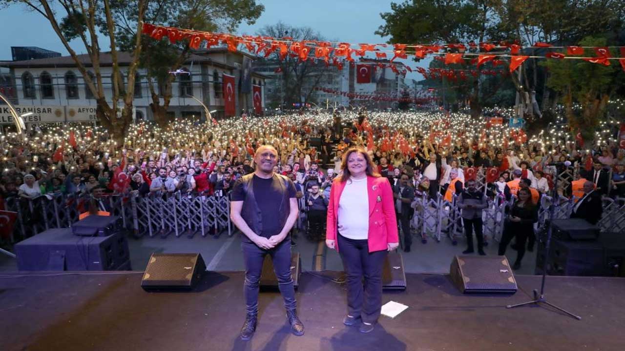 Haluk Levent'ten Afyonkarahisar'da unutulmaz 23 Nisan konseri