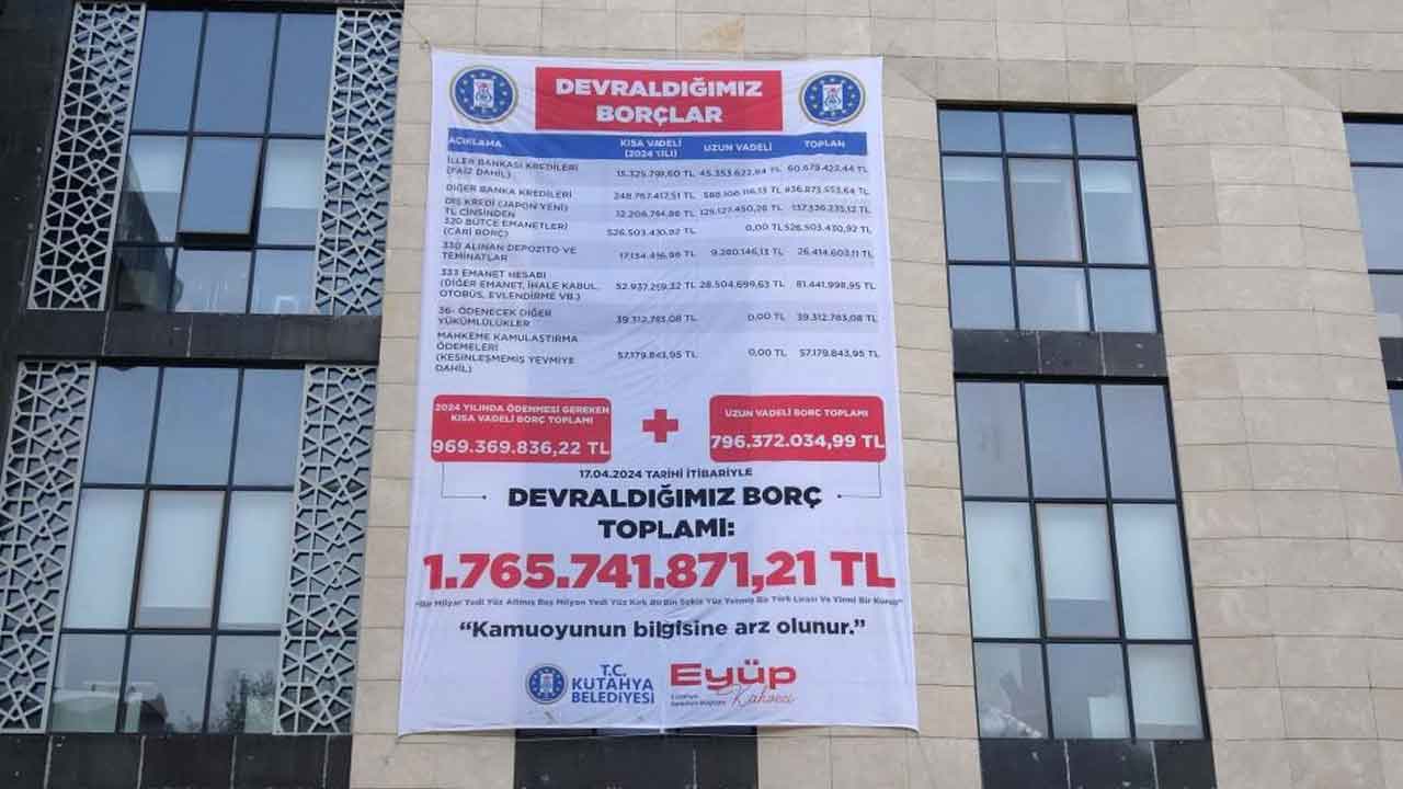 Kütahya Belediyesi borcu belediye binasına pankartla asıldı