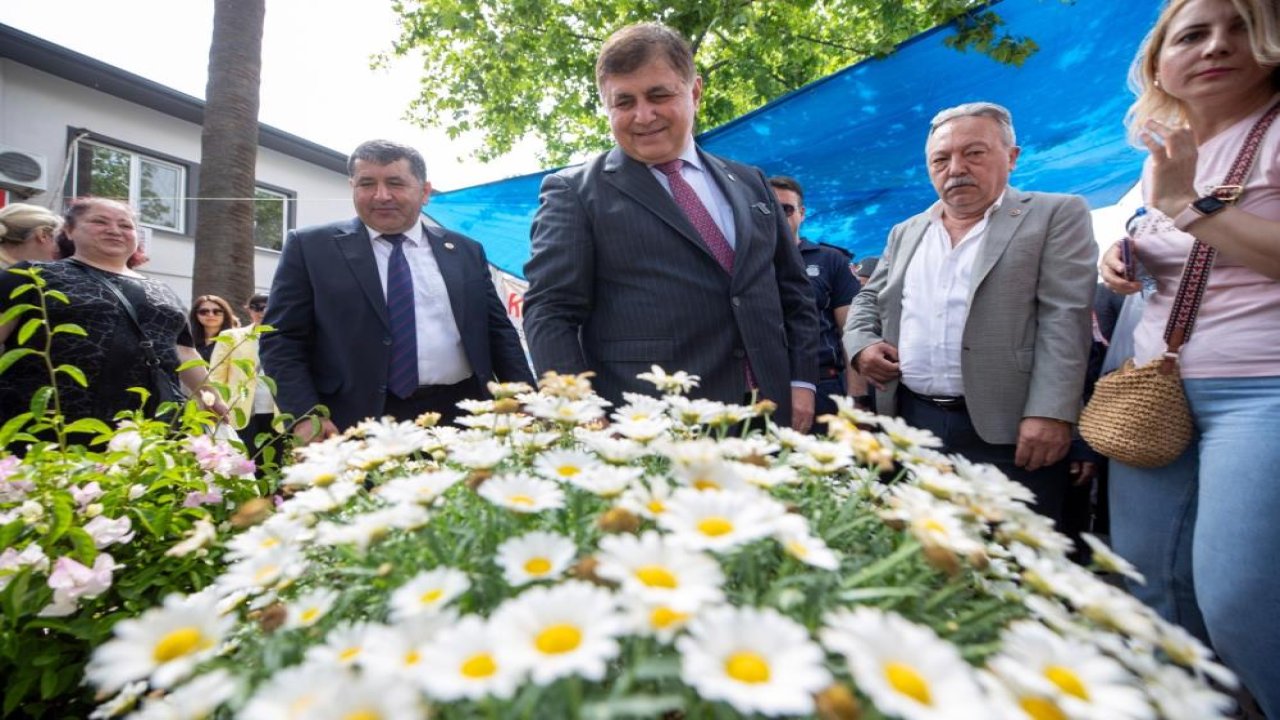 İzmir’de geleneksel Uluslararası Çiçek Festivali başladı
