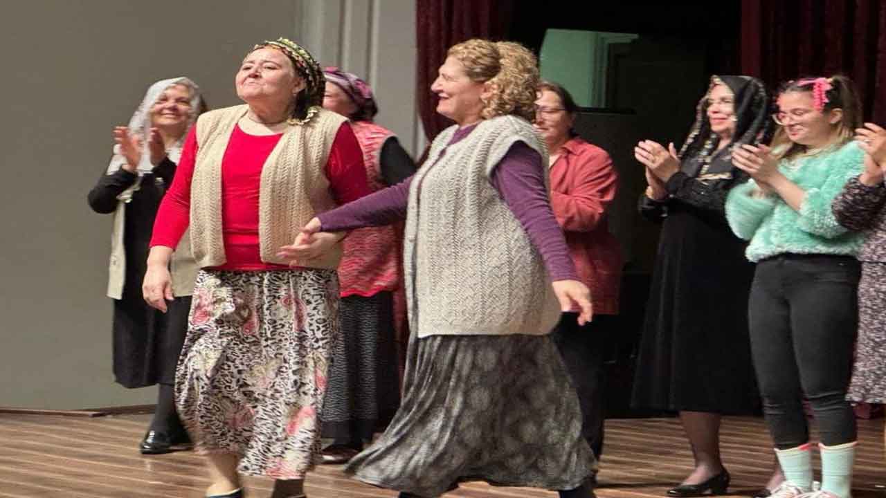 Afyonkarahisarlı hanımlar Geçmişe Yolculuk isimli tiyatro oyununu sahneledi