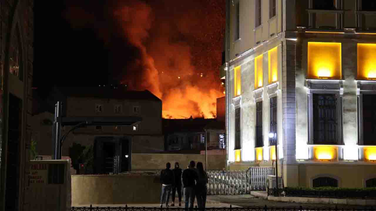 İzmir’de Tarihi Kemeraltı Çarşısı'nda çıkan yangın korkuttu!