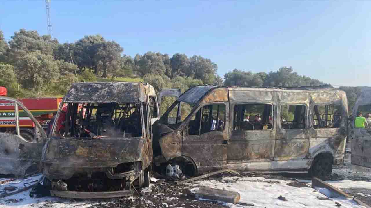 Muğla'da iki minibüsün yanarak kullanılmaz hale geldiği kazada 4'ü ağır 10 yaralı!