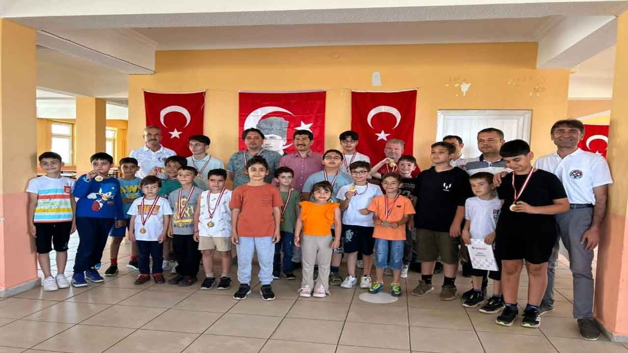 Muğla Köyceğiz'de satranç turnuvasında madalya kazananlar belli oldu