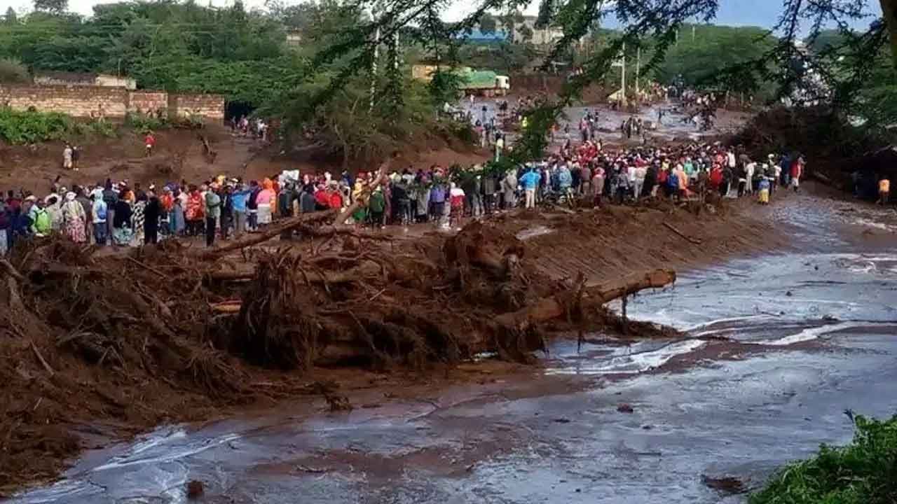 Kenya'da şiddetli yağış sonrası baraj çöktü 42 kişi yaşamını yitirdi
