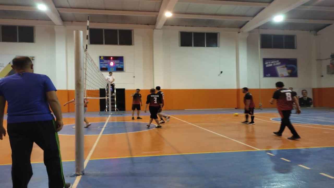 Manisa Sarıgöl'de Kaymakamlık Kupası Voleybol Turnuvası başladı