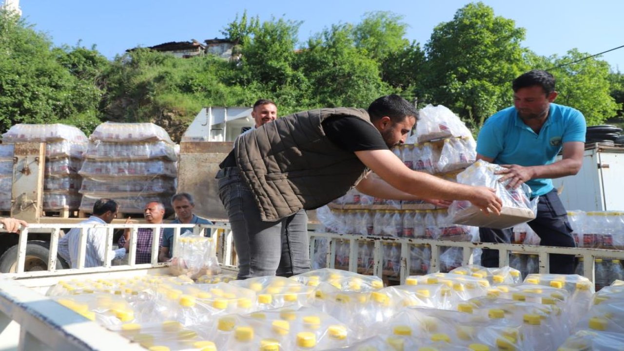 Manisa Turgutlu’da kiraz üreticilerine elma sirkeli pet şişe dağıtıldı