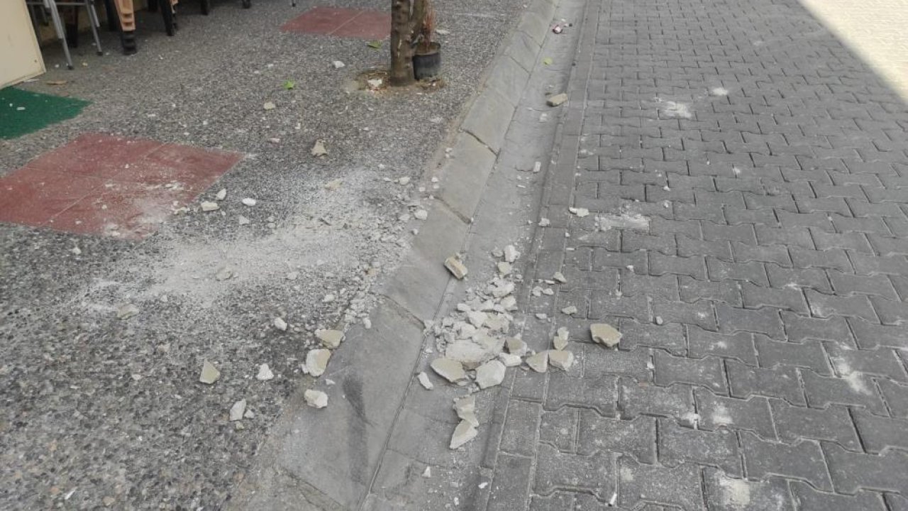 Aydın’da apartmanın çatısından düşen beton parçaları yola saçıldı