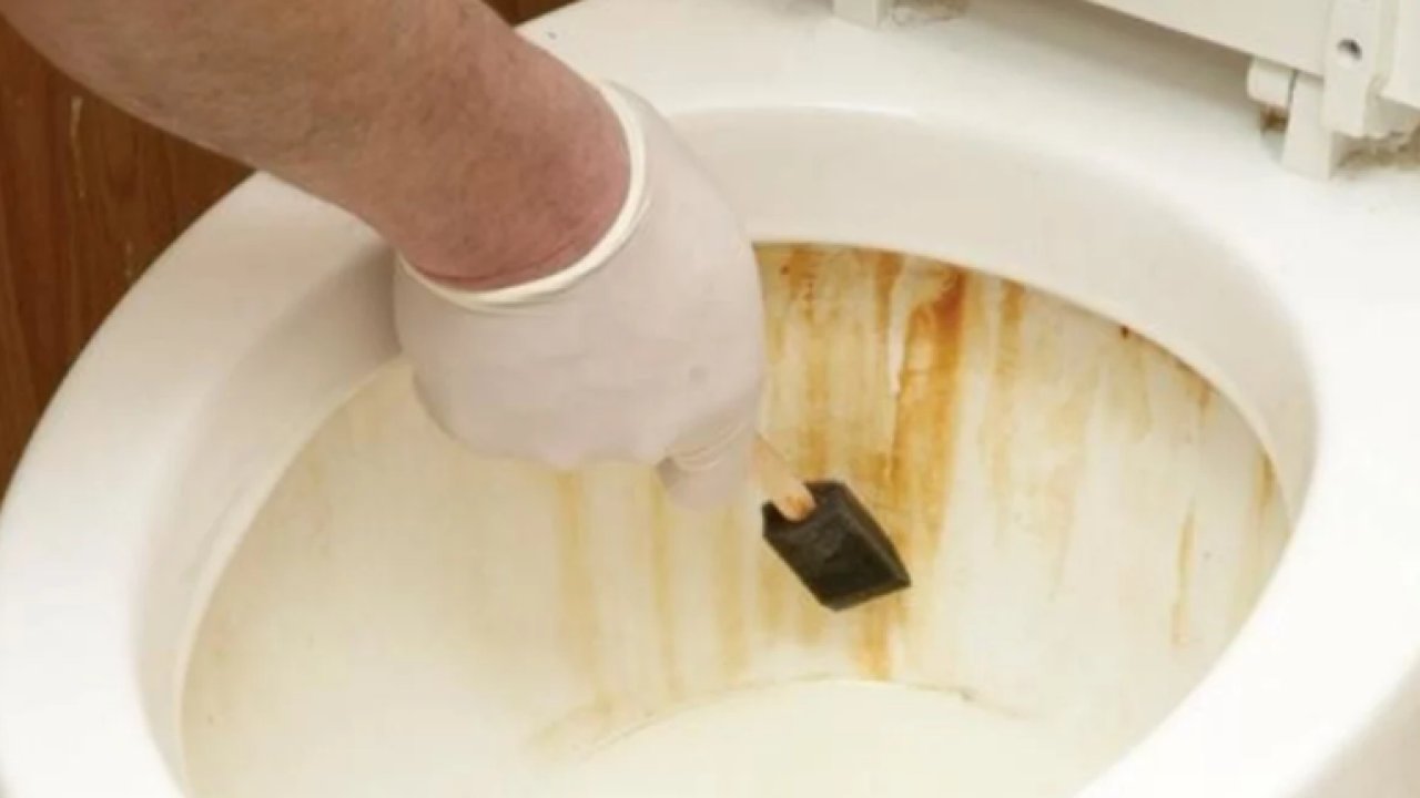 Bu yöntemle eskisi gibi bembeyaz olacak! Sararan tuvalet klozeti nasıl temizlenir?