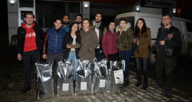 Geceleri sokak sokak dolaşarak hayvanları besliyorlar