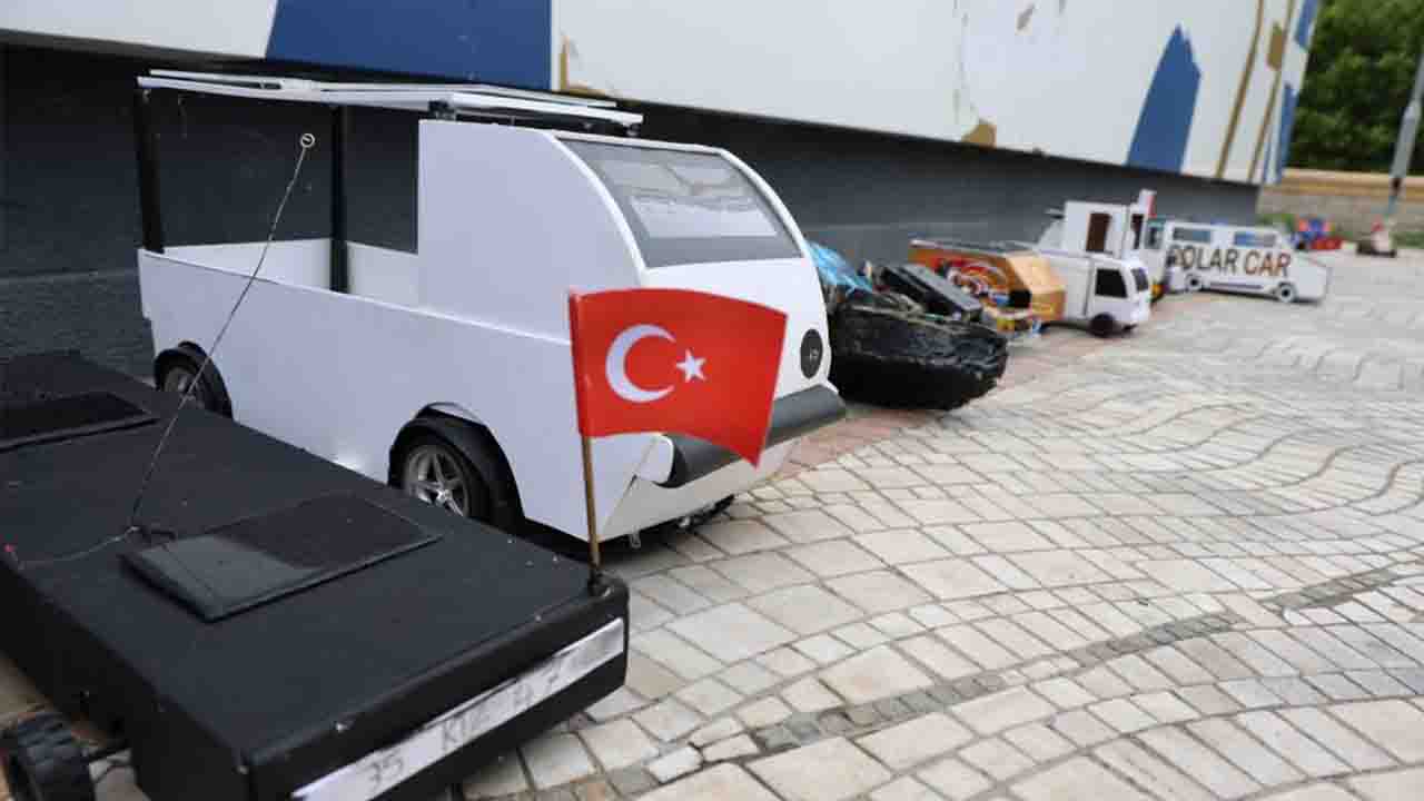 İzmir'de lise öğrencileri güneş enerjisi ile çalışan minyatür arabalar yaptılar!