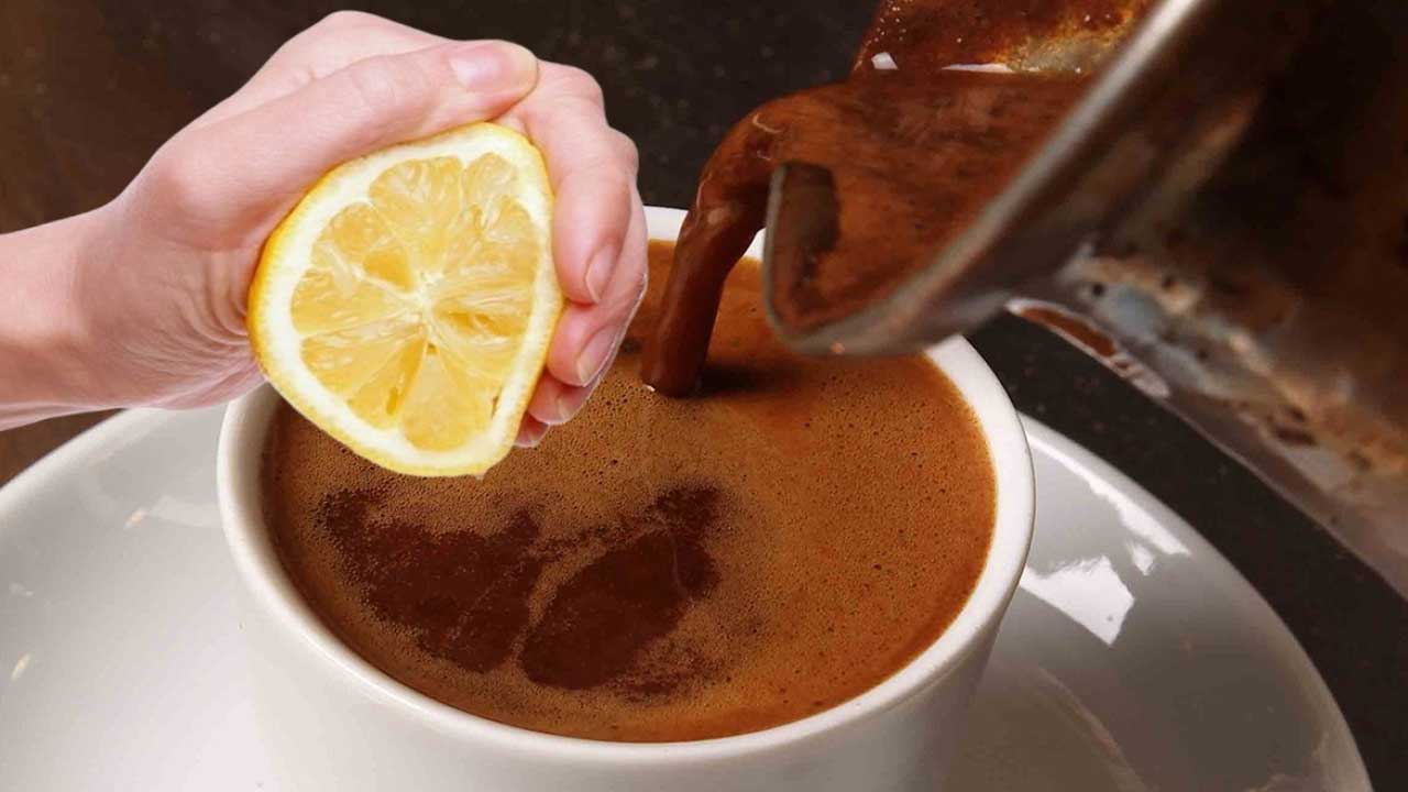 Sabahları dipçik gibi yapıyor Türk kahvesine limon sıkıp içerseniz bakın neler oluyor